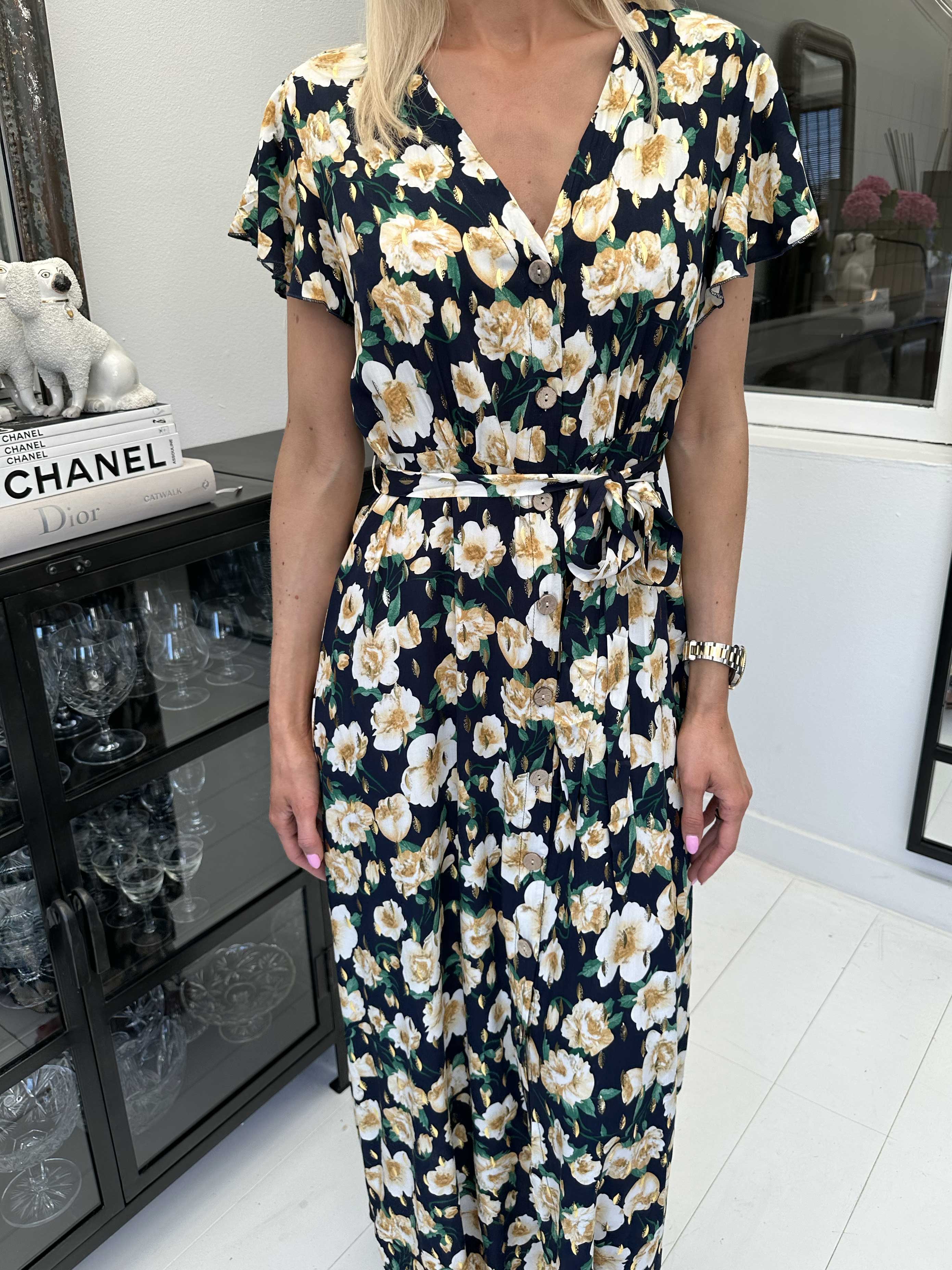 Marlie - Blomstret kjole med bindebånd og gulddetaljer